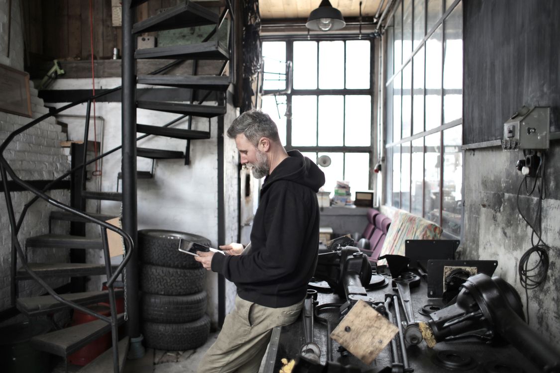 Professionista al lavoro con un tablet in officina
