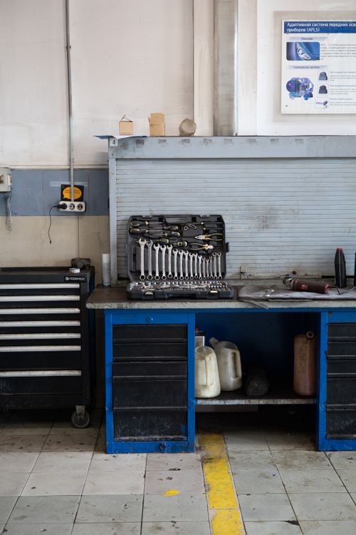 Postazione di lavoro ordinata con utensili professionali